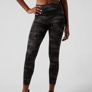 Athleta Ultimate Stash Pocket Camo 7/8 Tight Olive Green Size M